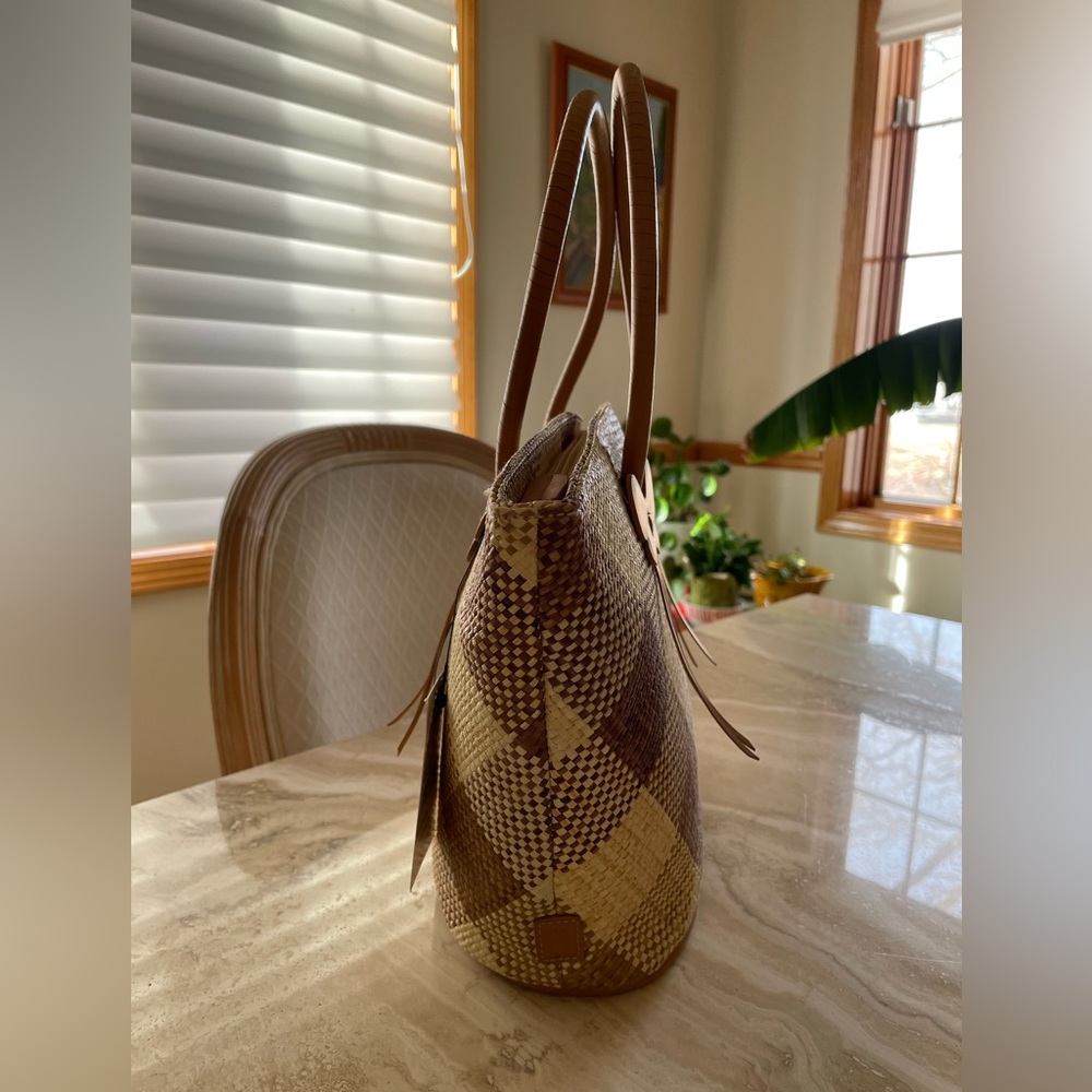 *NWT* Etienne Aigner Straw Tote, Camel color - Picture 2 of 12